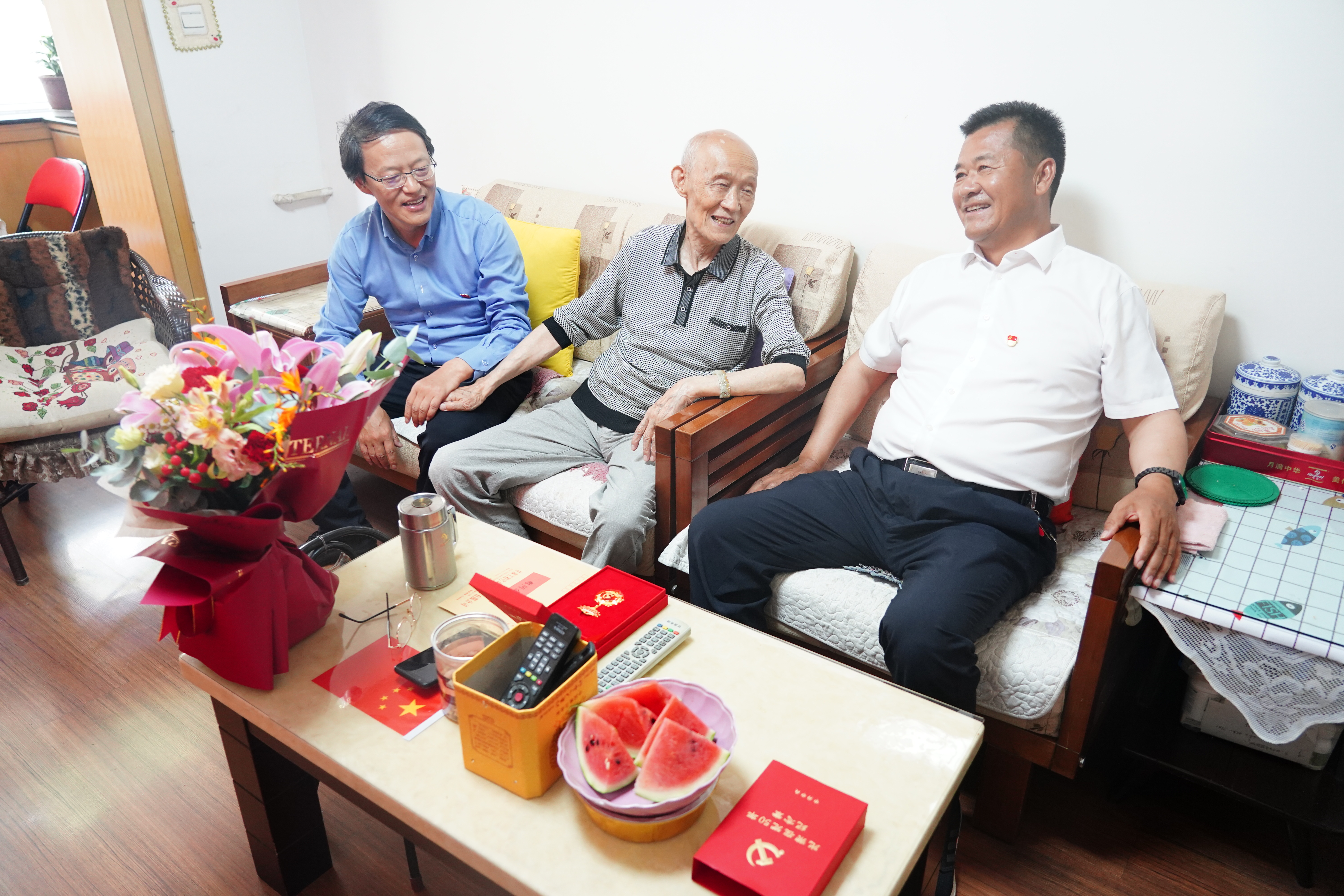 开云网页版开展“七一”走访慰问