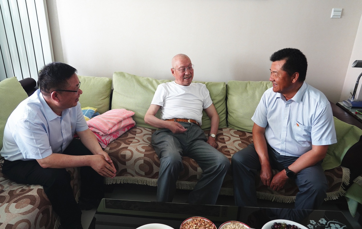 开云网页版党委开展“七一”走访慰问活动